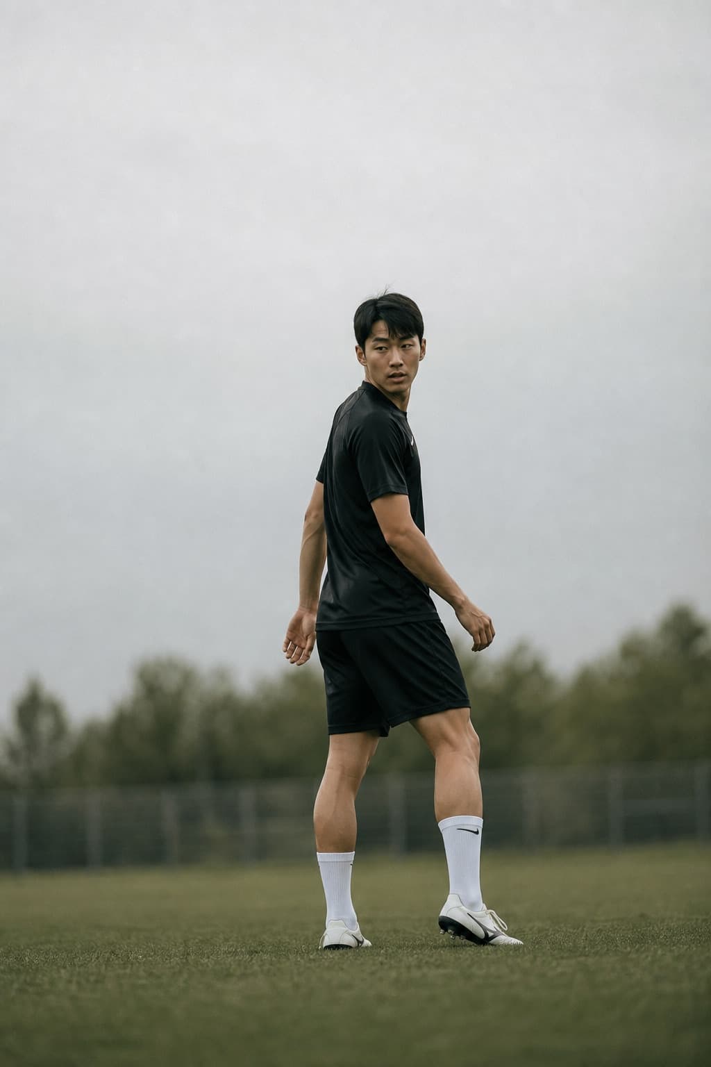 A football player glancing over their shoulder to check their surroundings before receiving the ball.